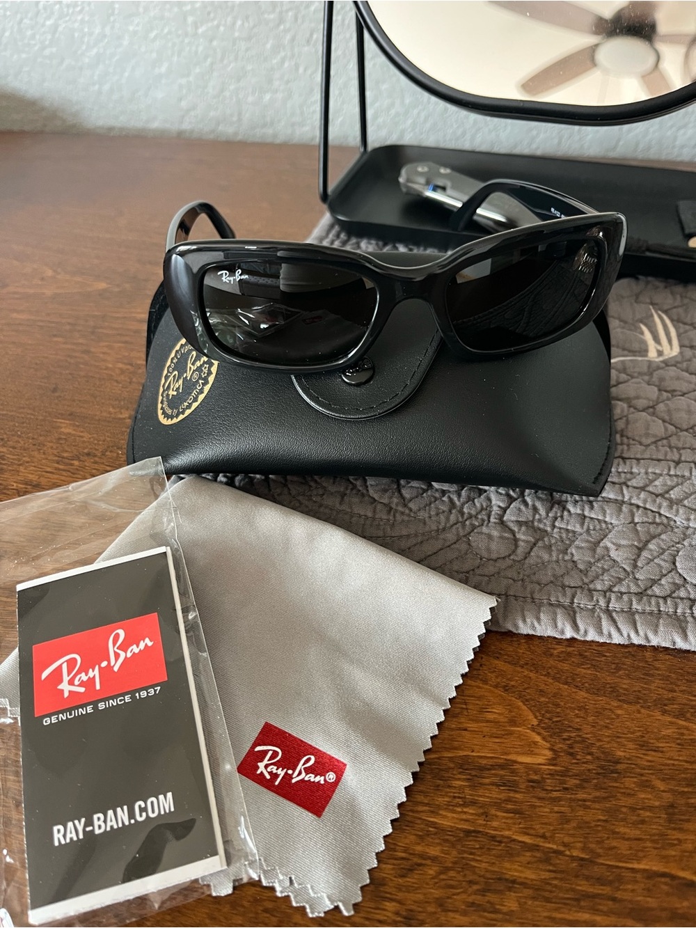 Ray-Ban Women's Polished Black Oval Sunglasses RB 4122 - like new w/receipt - Picture 2 of 15